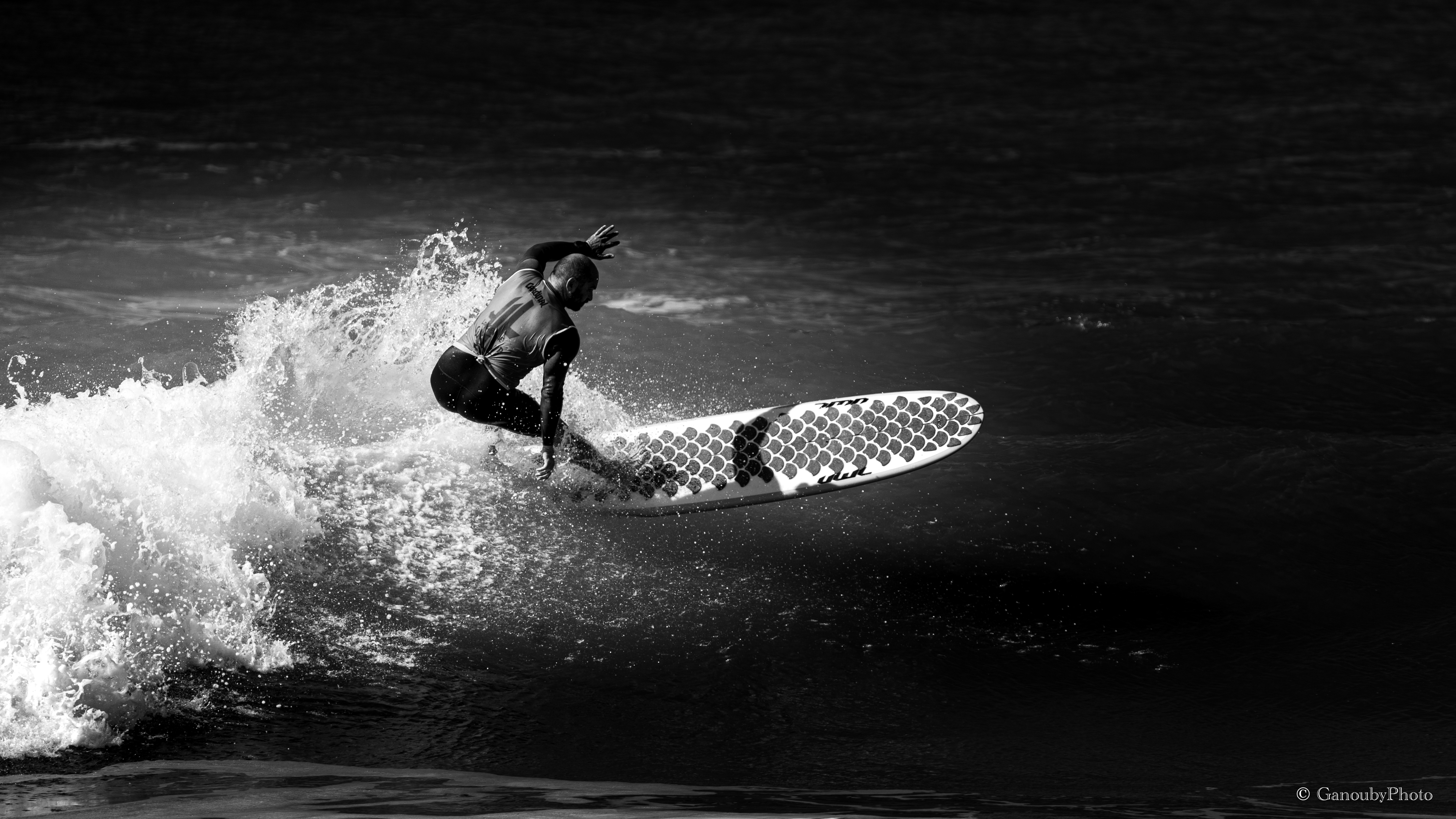 Surfeur sur une vague en Vendée photographié par Ganouby Photo